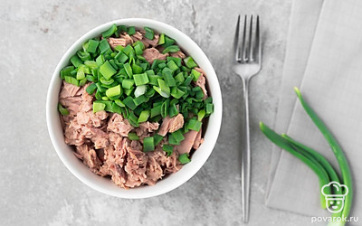 Покрошите зеленый лук как можно мельче. Слейте жидкость из банок с тунцом. Перемешайте в отдельной миске тунец с луком.