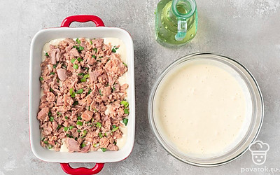 Смажьте форму для запекания растительным маслом. Вылейте в нее половину теста. Распределите по тесту равномерно начинку.