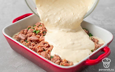 Залейте начинку оставшимся тестом. Отправьте форму в разогретую до 180°С духовку на 30 минут.