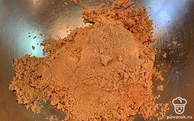 Крошку печенья перетрите со сливочным маслом до получения пластичной массы.