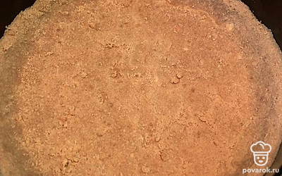 Из полученного теста выложите основу для пирога в форме для запекания, сформировав бортики высотой 1,5-2 сантиметра. Массу распределите равномерно, чтобы она была одинаковой толщины во все стороны. 