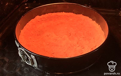 Поставьте основу в предварительно разогретую до 180 градусов духовку на 10 минут.