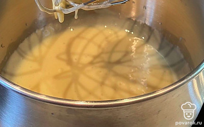 Приготовьте начинку. Взбейте 3 желтка венчиком либо миксером или блендером на средней скорости. Добавьте сгущенное молоко и снова перемешайте. Пока сгущенное молоко и желтки смешиваются до однородной массы, постепенно добавьте лимонный сок, выжатый из половины лимона.