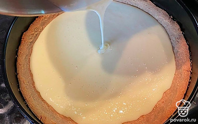 Вылейте полученную начинку в основу для пирога. Поставьте в предварительно разогретую до 180 градусов духовку на 10 минут. После дайте остыть в течение 1-2 часов до загустения начинки. Можете остудить смесь в холодильнике.