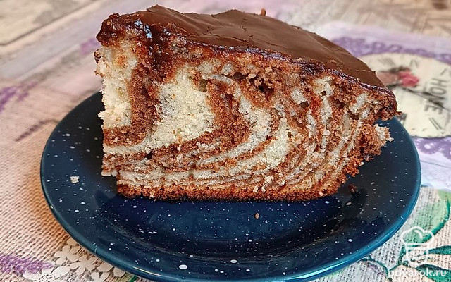 Пирог «Зебра» с глазурью — Рецепт с фото