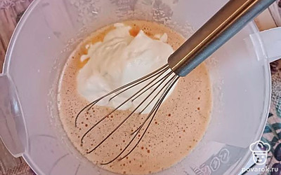 В яичную смесь добавьте сметану и хорошо перемешайте.