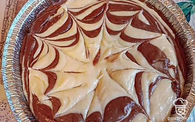 Отправьте форму в разогретую духовку на 35-45 минут при 180 градусах. Выпекайте до сухой зубочистки.