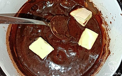 Когда сахар растворится, добавьте 50 граммов сливочного масла. Дайте остыть.