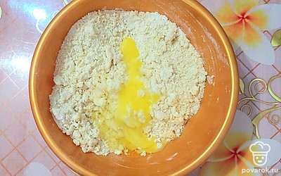Вбейте 1 яйцо.