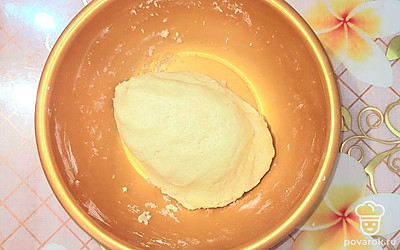 Замесите тесто, оставьте его в холодильнике на 20-30 минут.