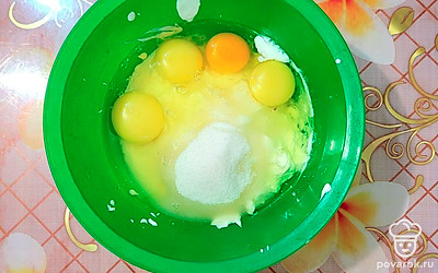 Для начинки смешайте сметану, яйца (4 штуки) и сахар (100 граммов).