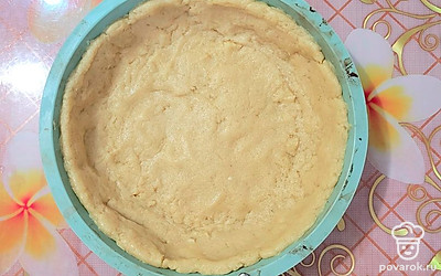 Распределите тесто по форме для запекания, сделайте бортики.