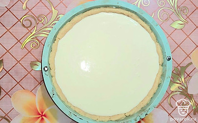 Вылейте начинку на тесто. Выпекайте в духовке 40 минут при 180 градусах.