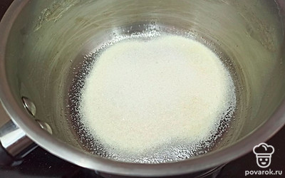 Манную крупу смешайте с сахаром.