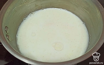 Залейте манку молоком и водой. Варите на среднем огне 10 минут. 