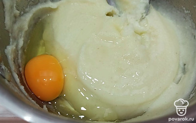 Когда манка немного остынет, вбейте яйцо и перемешайте. 