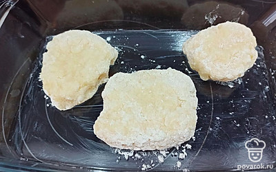 Сформируйте небольшие манники, обваляйте их в муке. Выложите в форму для выпечки, смазанную сливочным маслом. Поставьте в разогретую до 200 градусов духовку на 15 минут. 