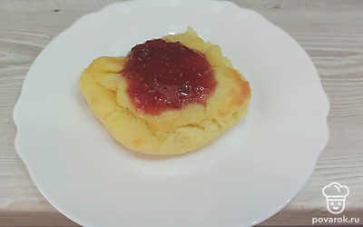 Подавайте манники с вареньем. 