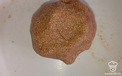 Из стакана в 170 грамм размолотой и просеянной гречневой крупы, 50 грамм сливочного масла, половины яйца, 2 столовых ложек нейтрализованной 1/4 чайной ложки соды сметаны замесите песочное тесто. 