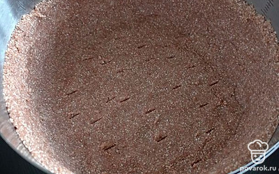 Раскатайте тесто до толщины около 5 миллиметров. Вырежьте кольцом для выпекания донышко. Из обрезков сформируйте бортики около 6 сантиметров.