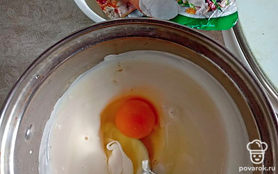 Пока подпекается форма, приготовьте начинку из баночки козьей рикотты, 3 яиц, 5 грамм кукурузного крахмала.