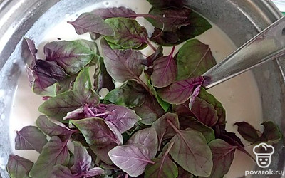 Выложите базилик.