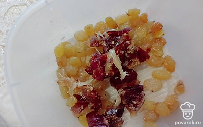 Промойте изюм, финики нарежьте. 