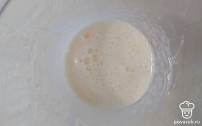 Взбейте яйца с сахаром.
