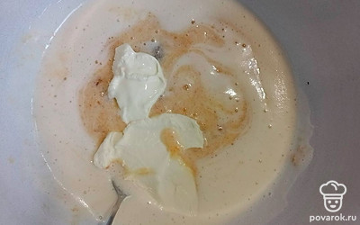 Смешайте яйца, сметану и джем. 