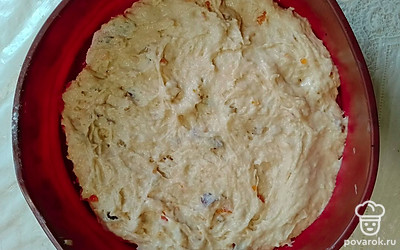 Добавьте муку и изюм с финиками, перемешайте. Выложите в форму. 