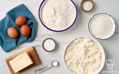 Просейте муку. Помойте куриные яйца. Подготовьте форму для запекания и миксер.