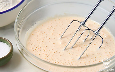 Взбейте миксером два куриных яйца со стаканом сахара и 0,5 ч.л. соли в пышную пену.