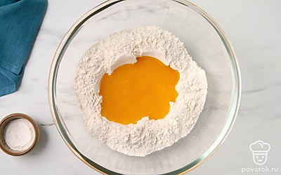 Растопите маргарин в микроволновке. Остудите и смешайте с мукой и разрыхлителем.