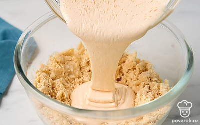 Влейте к мучной массе взбитые яйца. Вымесите однородное густое тесто. Отделите ⅓ часть теста и уберите в морозилку, остальное тесто положите в холодильник. 