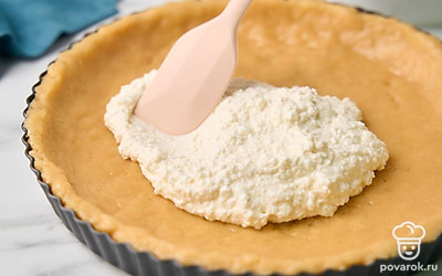 Выложите начинку на тесто ровным слоем. Включите духовку разогреваться до 180°C.