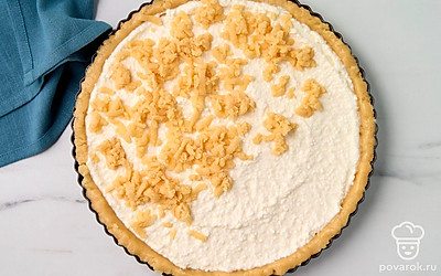 Достаньте ту часть теста, которую убирали в морозилку, и натрите его. Равномерно распределите крошку из теста сверху по начинке. Отправьте форму в духовку на 50 минут.