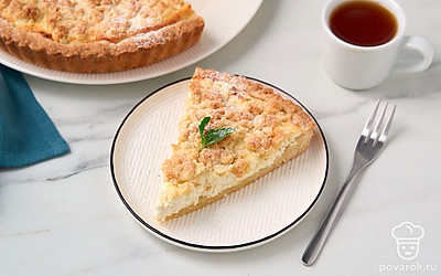 Дайте пирогу полностью остыть и нарежьте его на порции. Посыпьте сахарной пудрой и подавайте с чашкой ароматного чая.