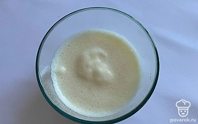 4 яйца взбейте со 100 граммами сахара до белого цвета. Добавьте растительное масло и перемешайте.