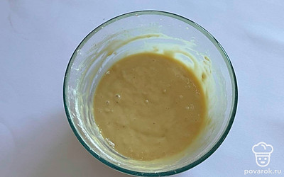 Муку и разрыхлитель смешайте, просейте к яично-масляной смеси.⁣⁣