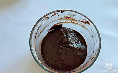 К тесту в несколько заходов всыпьте какао, постоянно помешивая лопаткой до однородности.