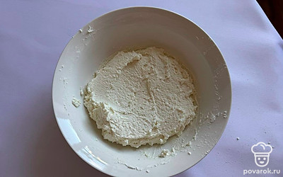 Для начинки творог, 1 яйцо, 60 граммов сахара и ванилин пробейте погружным блендером. Добавьте крахмал и перемешайте лопаткой.⁣⁣