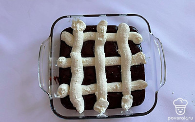 Тесто вылейте в форму. Начинку выложите в кондитерский мешок или пакет, выдавите на тесто так, чтобы получилась клетка.⁣⁣ Выпекайте пирог в разогретой до 180 градусов духовке 30-40 минут.