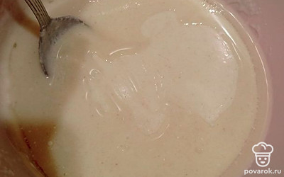 В глубокую миску насыпьте стакан манки. Добавьте стакан кефира. Все хорошо перемешайте. Дайте манке набухнуть примерно час. 