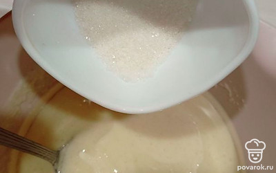 Добавьте стакан сахара, перемешайте.