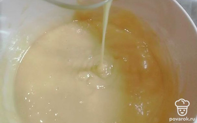 Влейте растительное масло.