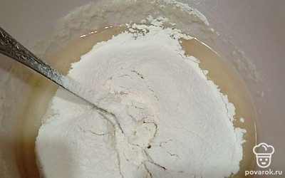 Введите стакан просеянной муки. Хорошо перемешайте, чтобы не было комочков.