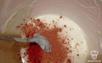 Разделите тесто на 2 части. В одну часть добавьте какао. Хорошо перемешайте.