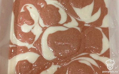 Выложите тесто в форму столовой ложкой, чередуя белое и тесто с какао, пока не выложите всю смесь.