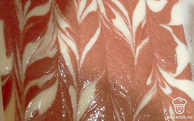 Зубочисткой сделайте сверху узор. Выпекайте в разогретой до 180 градусов духовке до сухой зубочистки. У меня пирог выпекался минут 25.