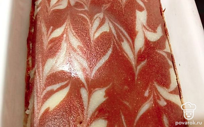 Достаньте пирог из духовки. Дайте выпечке немного остыть, чтобы было удобно нарезать. Подавайте к чайному столу. Приятного аппетита! 